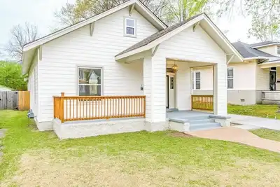 Image de Chic Crosstown Bungalow with large fenced backyard, Summer Special is on!
