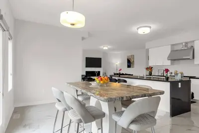 Image de New-Build Beauty ~ 5br Retreat in Charming Severn