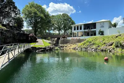 Image de Unique home on the waters edge with no stairs to lake & pontoon rental option