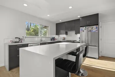 Image de Remodeled 3 bdrm 2bath home w natural lights