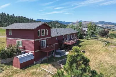 Image de 9 Mi to Helena: Mtn-View & Hot Tub at Huge Home