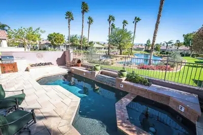 Image de Quiet Desert Retreat with Private Pool walking distance to Music Festivals