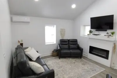 Image de Cozy Haven  A Romantic Get-A-Way with Hot Tub