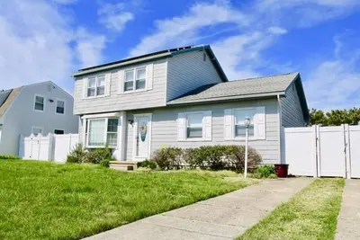 Image de 5 Br \/ 2ba Brigantine family-friendly house with pool and hot tub, walk to beach