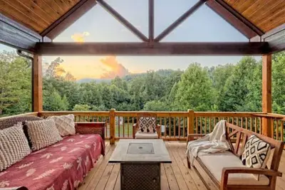Image de The Fox Den Overlook with Hot Tub - Idyllic Lake Burton and N. Ga Mtns.