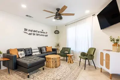 Image de Downtown - Walk to Wimberley Square! Pearl Bungalow @ Beer Ranch Project Inn