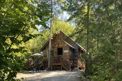 Image de Rustic Solar cabin in the woods off grid glamming  at its finest near Mara lake