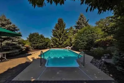 Image de 5 bedroom house with Heated pool and game room