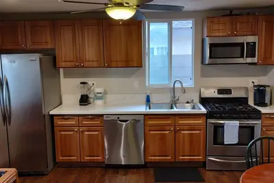 Image de Two bedroom, two bathroom unit with laundry room. Front unit of a duplex.