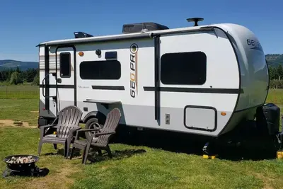 Image de A Cozy Small Town Travel Trailer