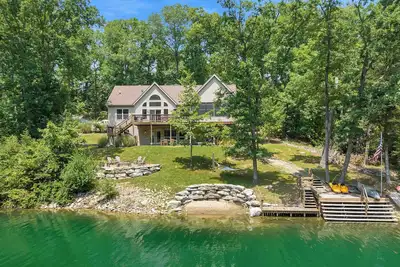 Image de Luxury Cozy Lakefront Cedar Tub