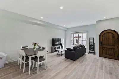 Image de New Modern 3b/3. 5b Townhome with Private Parking in Pasadena