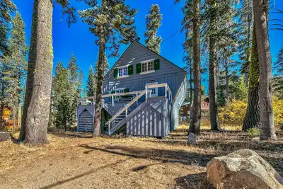 Image de East Village - Beautiful home nestled in the California's Sierra