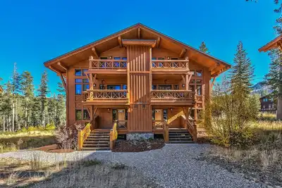 Image de Chalet Town Home - Beautiful Townhome nestled in the California's Sierra