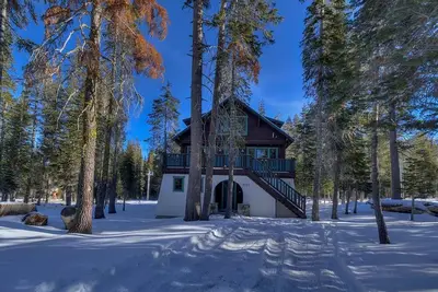 Image de Summit Crossing - Beautiful House nestled in the California's Sierra