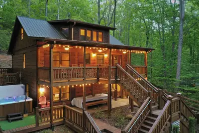 Image de Upscale Cabin! Hot Tub & Arcade!