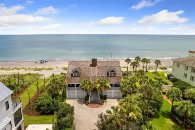 Image de Stunning oceanfront beach house, where the beauty of nature meets luxury living