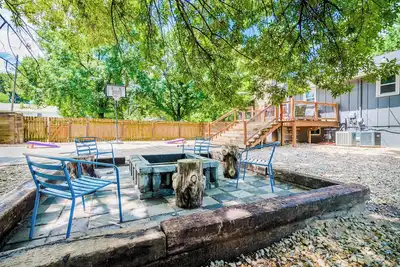 Image de Tailgate House Near Stadium! Fire pit, basketball ct, pool table! Cozy and fun!