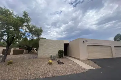 Image de Comfortable relaxing townhome, conveniently located for biking and hiking!