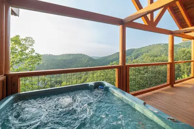 Image de \"New\" Incredible View! Hot tub! Jacuzzi! Romantic Getaway! \nMin to Pigeon Forge