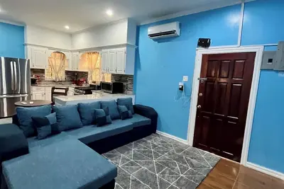 Image de Cozy, serene retreat minutes away from the city center.