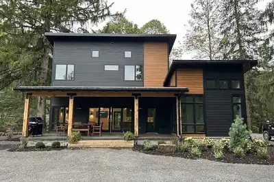 Image de Modern House at Easy Street on the River- Large sports field and River Access!