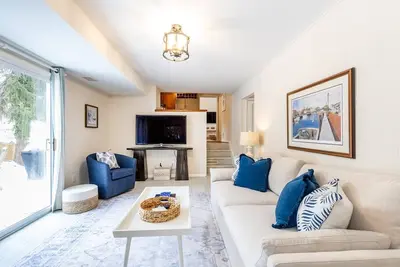 Image de Game Days & Family Stays at Dog-Friendly Home Near Navy Stadium w Private Fenced-In Yard