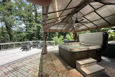 Image de 5 Br Log Cabin - Hot Tub - Pond Fishing - 2 Acres-Covered Deck - Firepit - Chattanooga -Pets Welcome