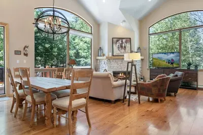 Image de Spacious East Vail Home - Private Hot Tub Near Bus