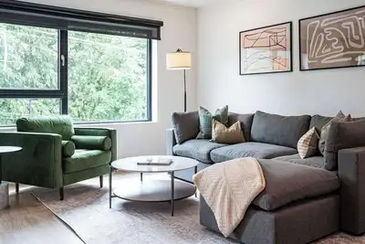 Image de Condo: Serenity Now: Private Hot Tub, Minutes to Revelstoke Mountain Resort.