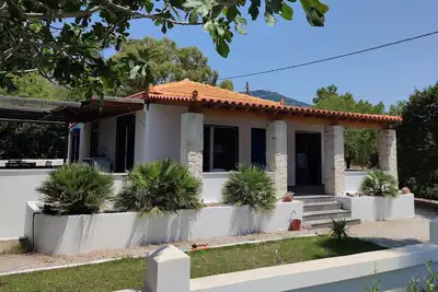 Image de Superb coastal villa. Sleeps 6. Large private patios. Beaches few minutes walk.