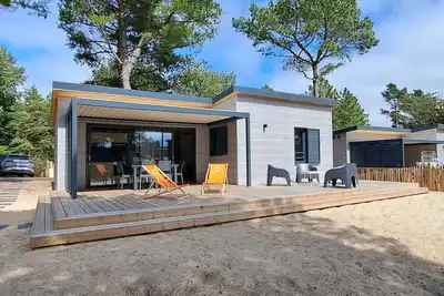 Image de Chalet standing, 6 couchages, piscine chauffée, terrasse privée, proche plage et commerces