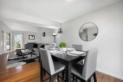 Image de 2 Br/2 bath King-suite townhouse right next to Wvu Stadium & Hospital