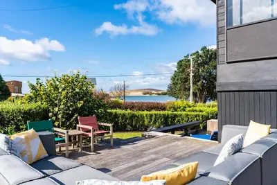Image de Sea Anchorage - This modern, well-designed beach house will cater to all your needs for a relaxing holiday in the beautiful Mangawhai area. Enjoy the great entertaining spaces after a day at the beach or enjoying one of the many activities there are