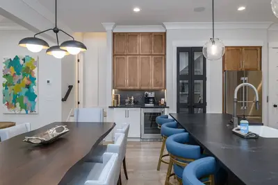 Image de Centrally located Townhouse w/ Elevator & Lake Views