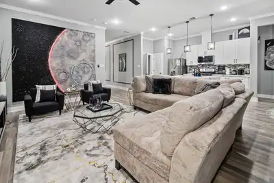 Image de \"Charming 2-Story Galactic Escape: Med Center, Nrg, Downtown & Galleria\" 🚀🏡