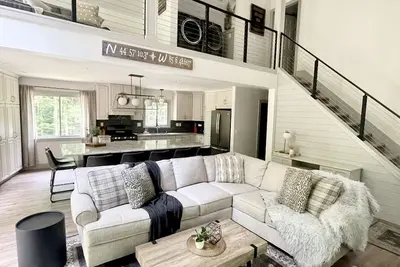 Image de Fully remodeled cottage on private wooded setting, minutes from golf and skiing!