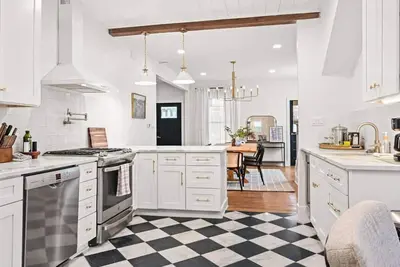 Image de Main St. Bungalow - Walk to Downtown, Near Ark!