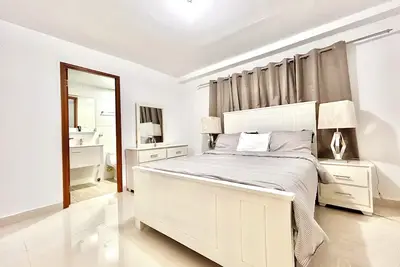 Image de Modern Penthouse Apartment. Exclusive 8th floor  2 Bedroom 2. 5 Bath apartment.