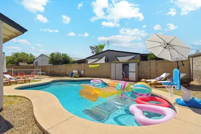 Image de Eclectic / Pool / Ping-Pong / Fire Pit / 3 Br