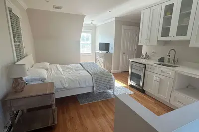 Image de Lovely, well-maintained, Jamestown family home -In town and steps from sea-front