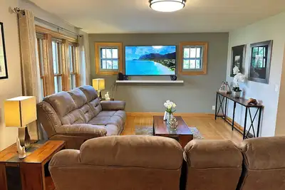 Image de Brick Vacation House On Waldo Blvd w/ Heated Garage, Bbq, Fire Pit