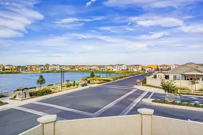 Image de Stunning Lake view Modern Home close to Marina boating