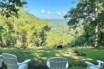 Image de The Stone Cottage! Private with incredible views of the River and Mountains.