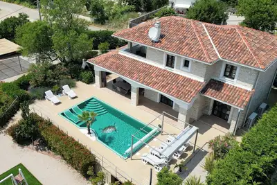 Image de Villa Cecilia : villa pierres, piscine intérieure chauffée, aire de jeux, gym