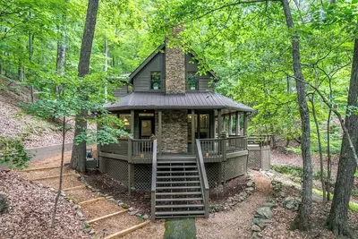 Image de Relaxing mountain retreat in Big Canoe with wrap around deck and babbling brook