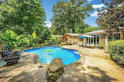 Image de Pool Paradise: Mid Mod Lux Oasis in Quiet Central Location - Pet Friendly!