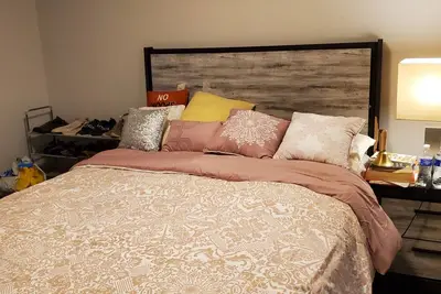 Image de The Beacon of serenity. A cozy serene bedroom apt with a deck.