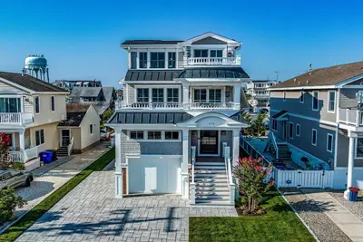 Image de New Construction single family 5br/5. 5 home in a fantastic location in Avalon!