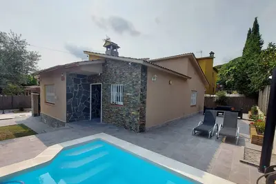 Image de Maison Montseny avec piscine, barbecue, cheminée et jardin (animaux acceptés)